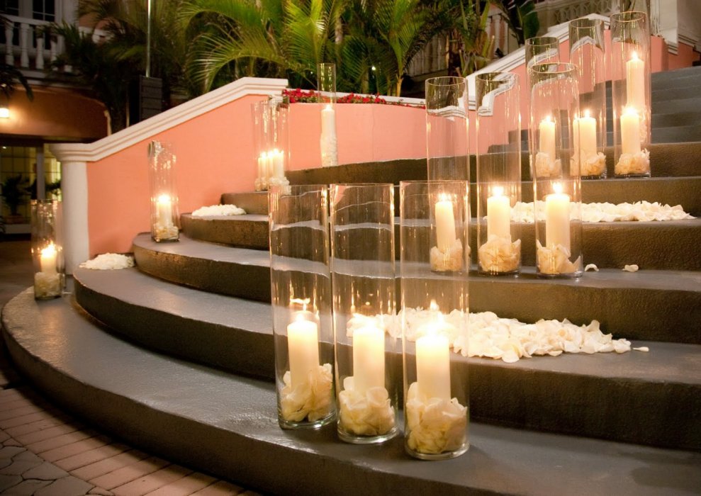 Свечи в украшении лестницы