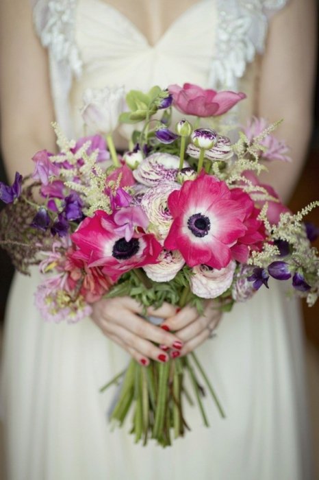 Красивый букет невесты с розовыми анемонами