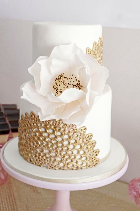 Свадебный торт с золотым кружевом