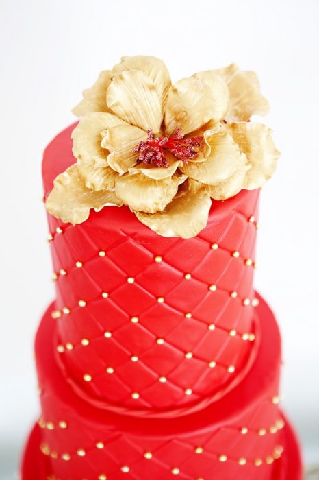 Красный торт с золотым цветком