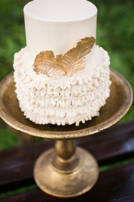 Свадебный торт с золотыми перьями