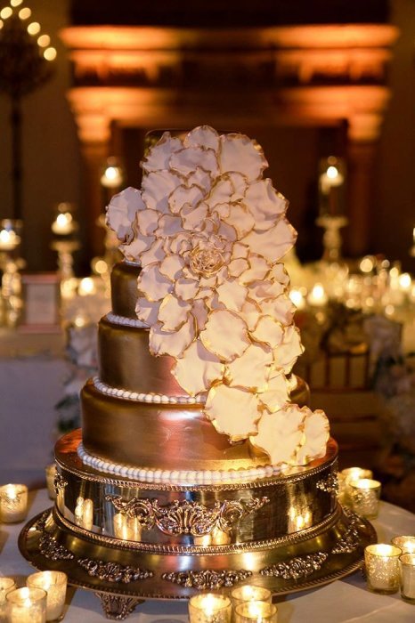 Роскошный золотой торт на свадьбу