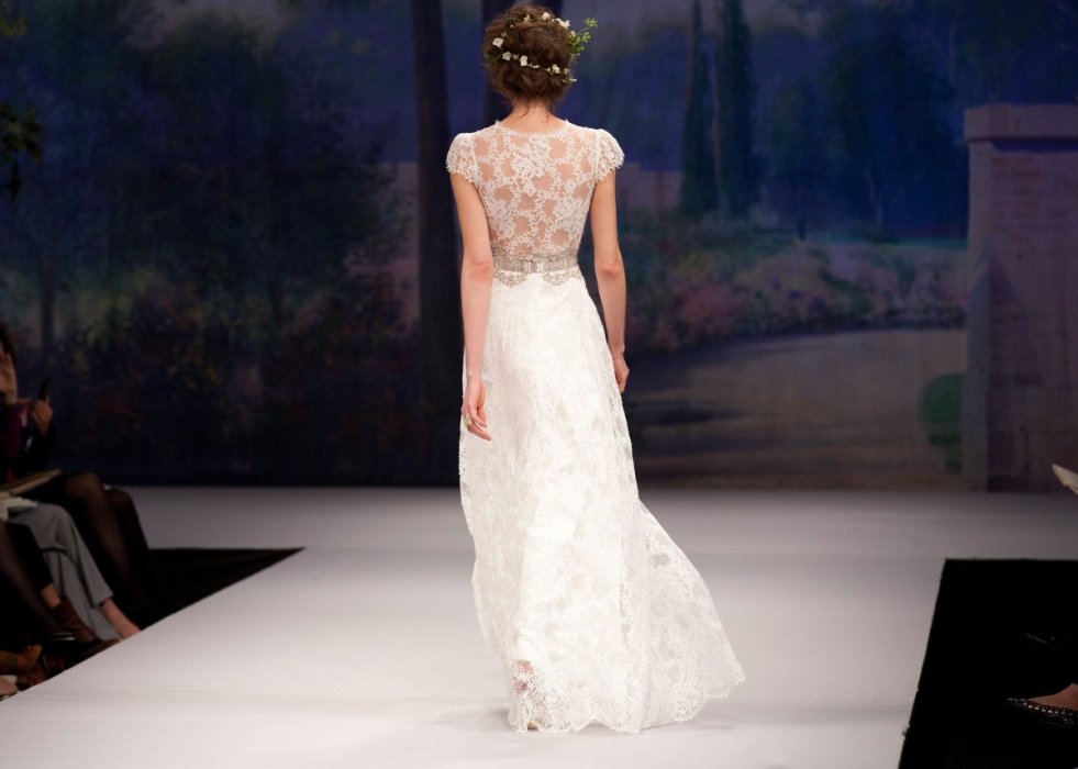 Свадебное платье с кружевной спиной