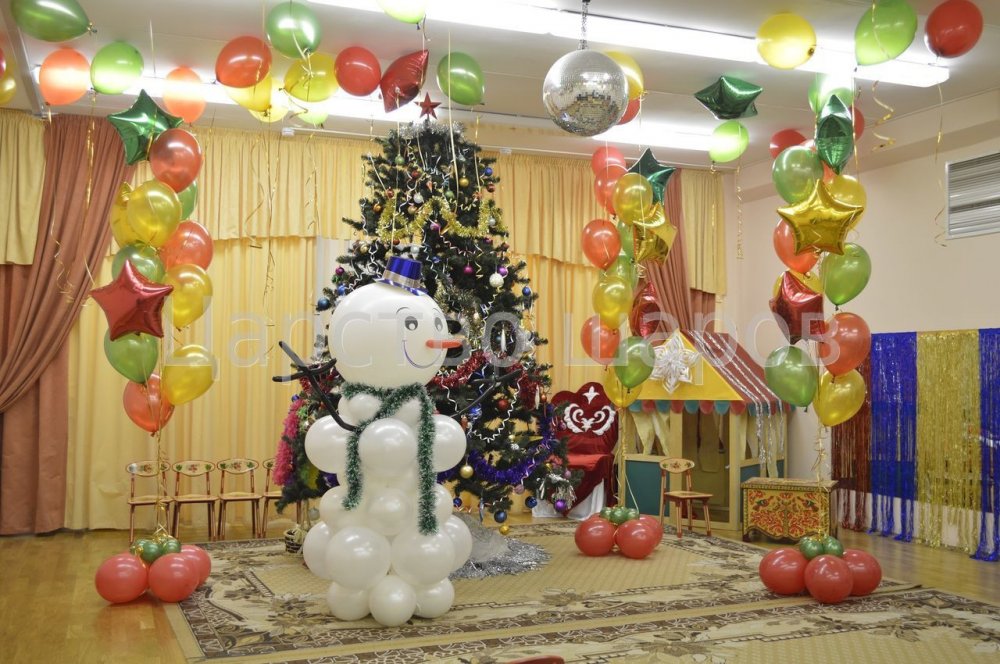 Воздушный шар утренник. Шары украшение зала к новому году в детском саду. Воздушные шары на новый год в детском саду. Урашениешапами торжественных мероприятий. Украшение музыкального зала на новый год шарами.