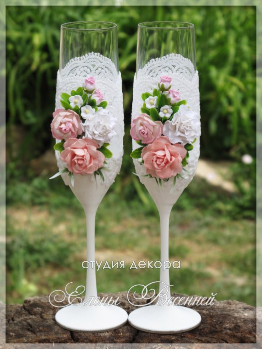 Свадебные бокалы с нежными розами