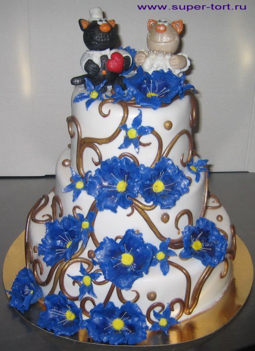 Свадебный торт Котики с синими цветами