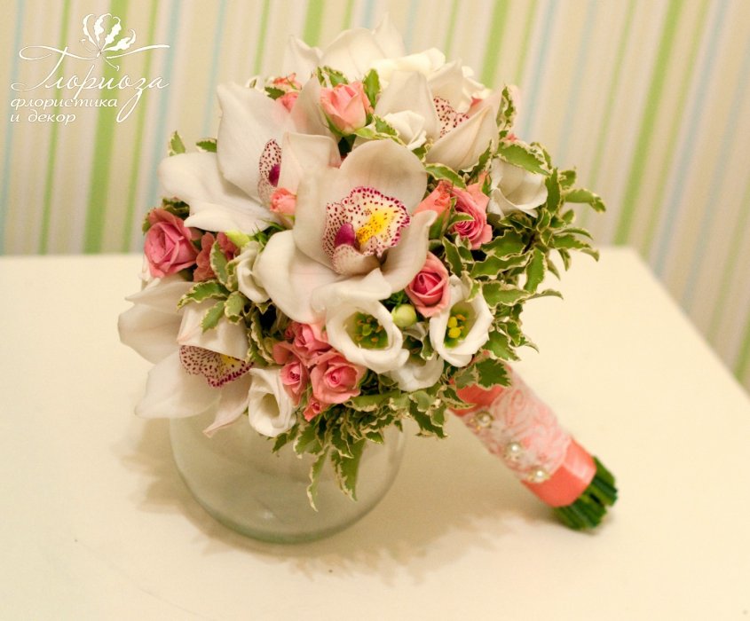 Розовый букет невесты с орхидеей