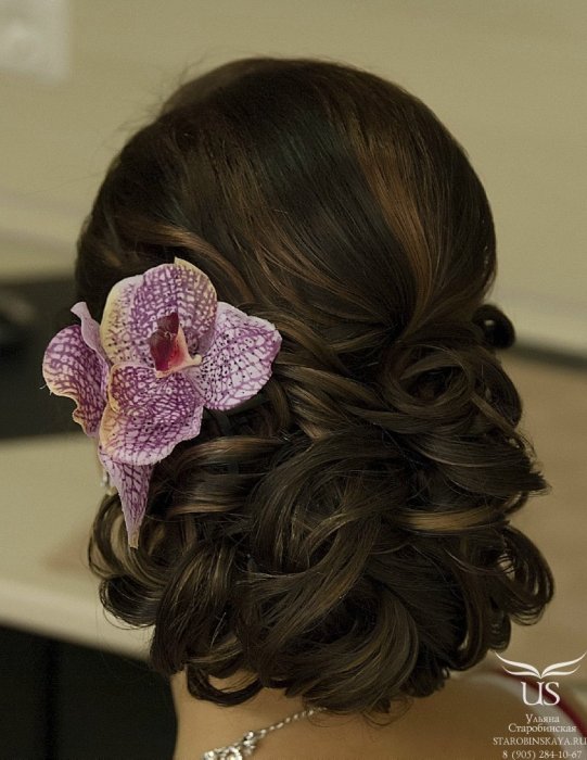 Свадебная прическа с низким пучком для волос средней длины с цветами1