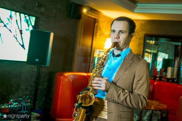 Выступление саксофониста в кафе и ресторане