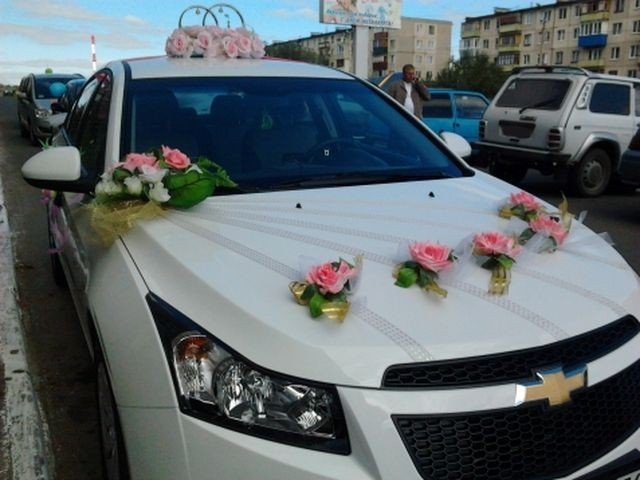 Машина на свадьбу Chevrolet Cruze - ленты и розы