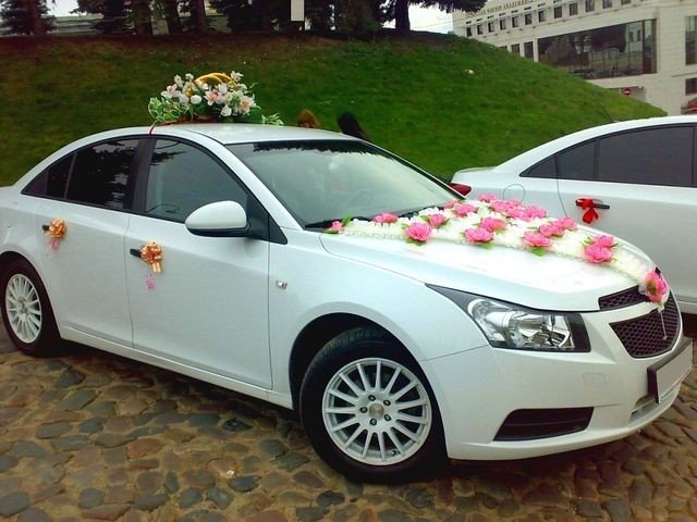 Машина на свадьбу Chevrolet Cruze - лиана и цветы