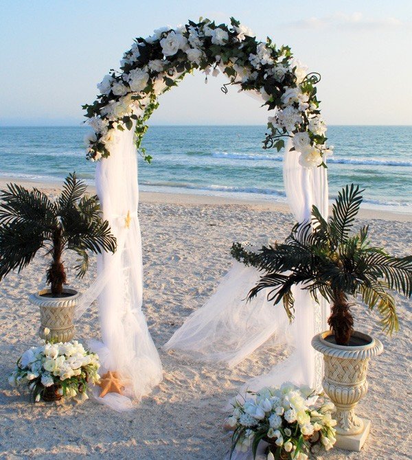 Свадебные арки на берегу моря