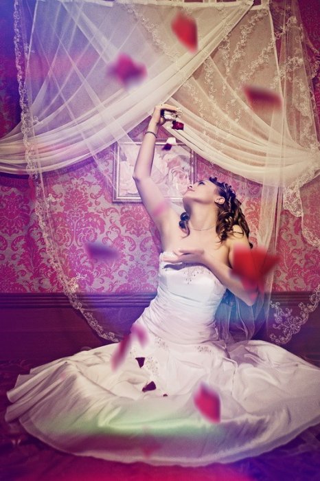 Невеста с лепестками