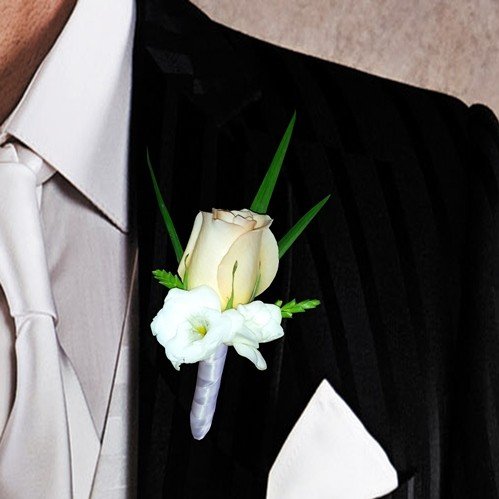 Бутоньерка 8 на женихе персиковая роза  белая фрезия лента