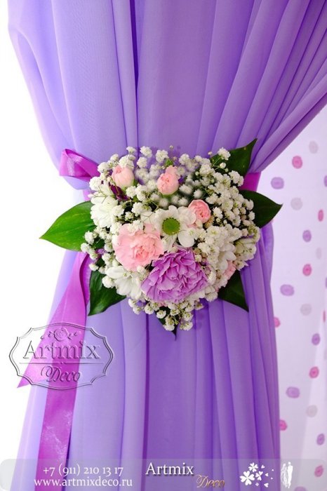 На свадебной арке, ткань драпируется живим цветами