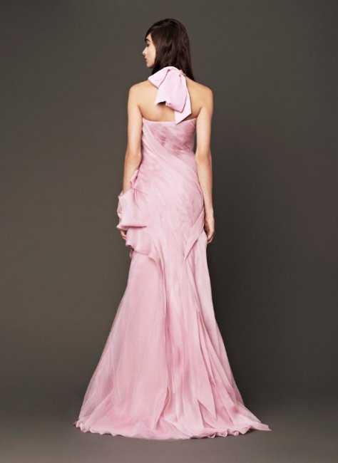 Нежно-розовое платье (вид сзади)