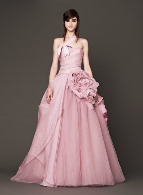 Нежно-розовое платье с бантом
