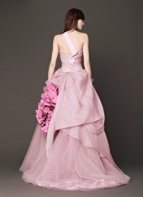 Нежно-розовое платье с бантом (вид сзади)