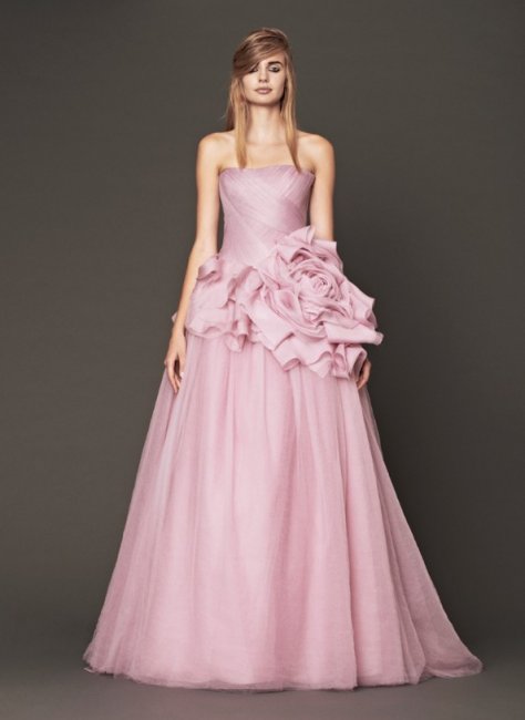 Нежно-розовое платье с открытыми плечами