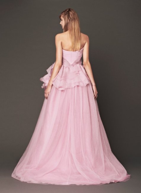 Нежно-розовое платье с открытыми плечами (вид сзади)