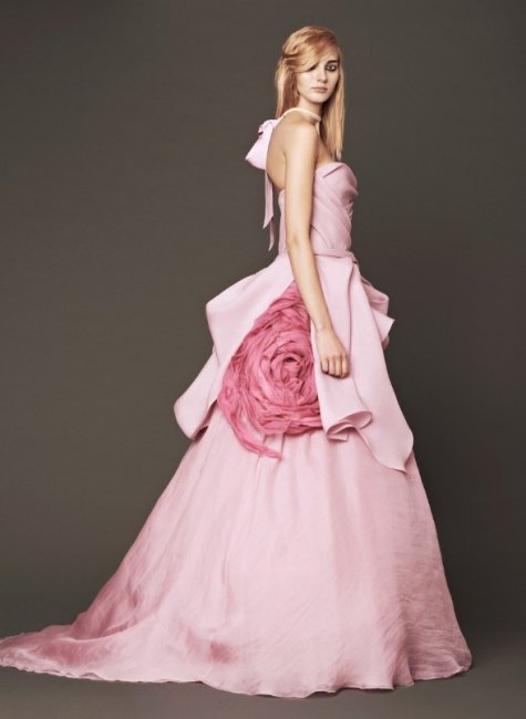 Нежно-розовое платье с бантом сбоку