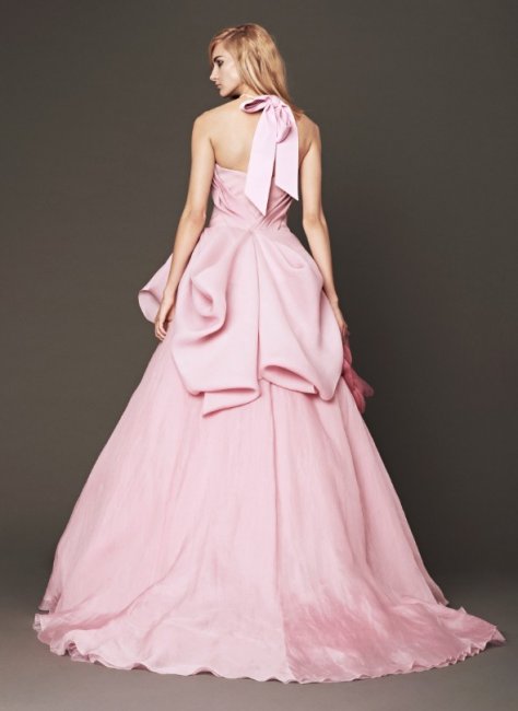 Нежно-розовое платье с бантом сбоку (вид сзади)