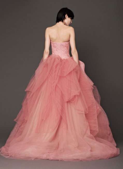 Розовое пышное платье (вид сзади)