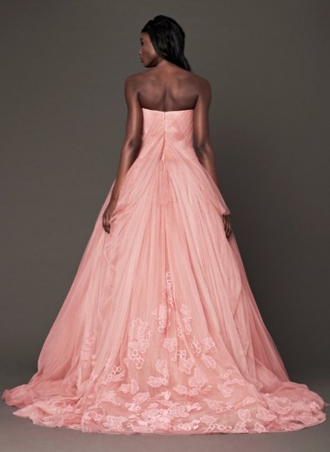 Розовое платье с пышной юбкой (вид сзади)