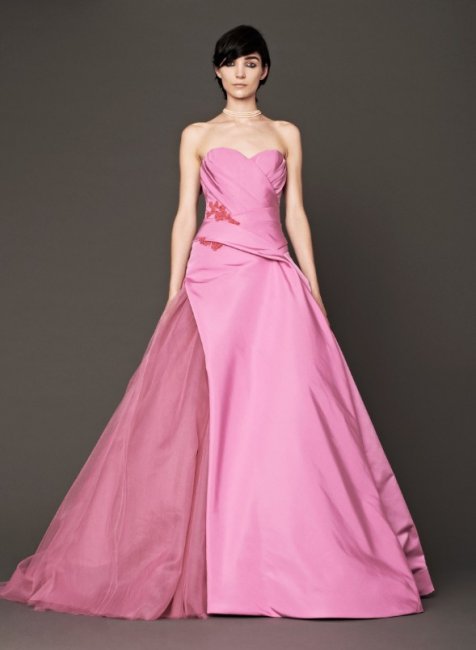 Розово-стальное платье с вышивкой