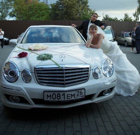 Изысканное оформление свадебного автомобиля