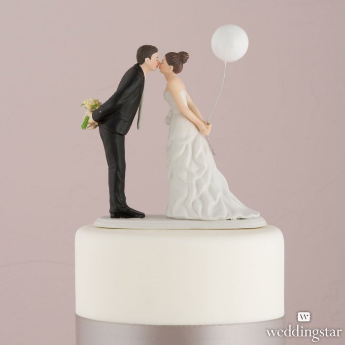 9476_leaning-in-for-a-kiss-couple-figurine734e9dca3f869f3324aab5a76c1be6b4