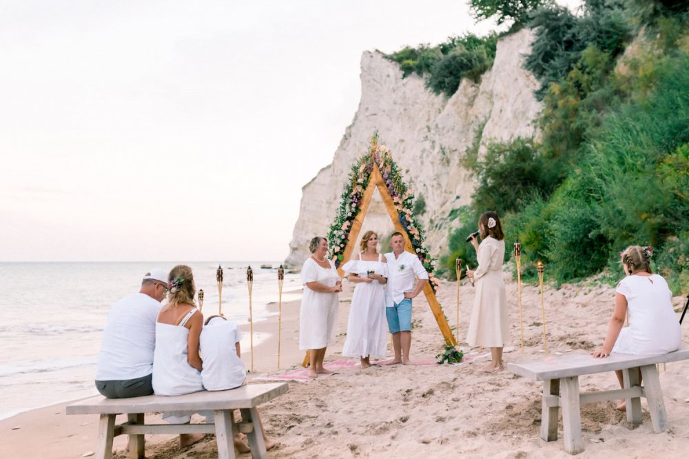 Символическая церемония на пляже в Болгарии