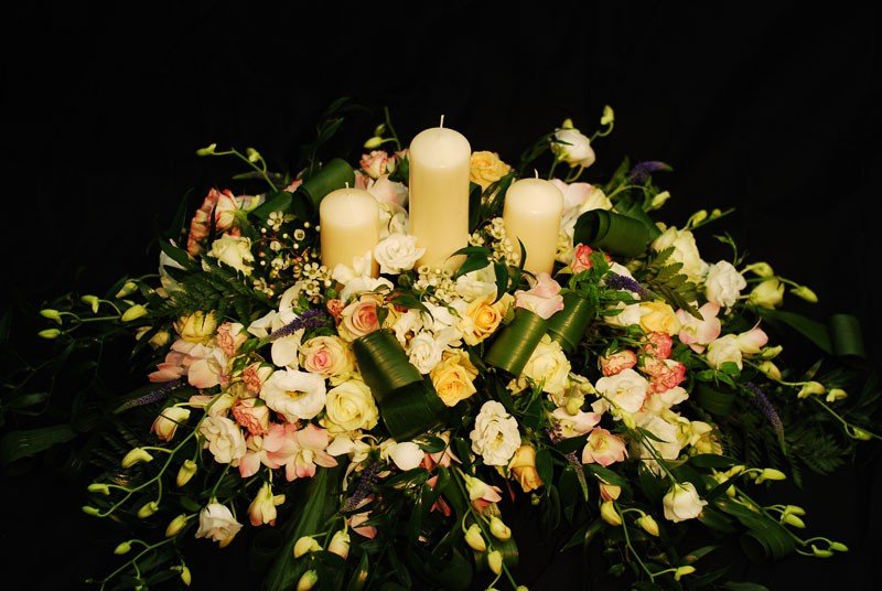 Цветы и свеча