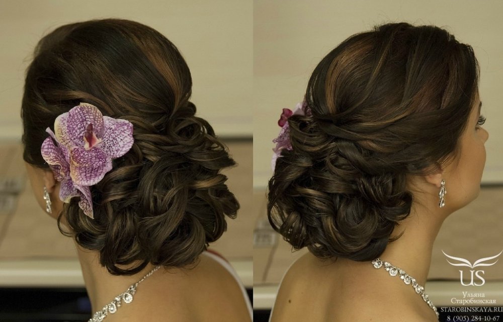 Свадебная прическа с низким пучком для волос средней длины с цветами