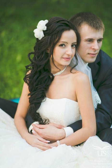 Свадебная прическа с локонами и с цветами, свадебный макияж для карих глаз